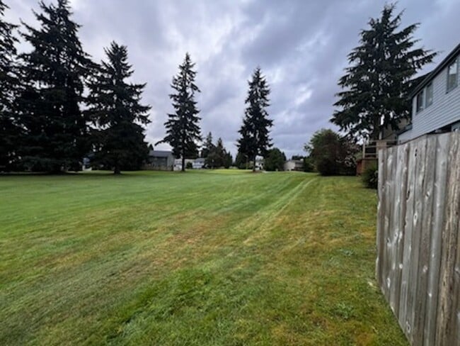 Building Photo - Condo with a golf course view