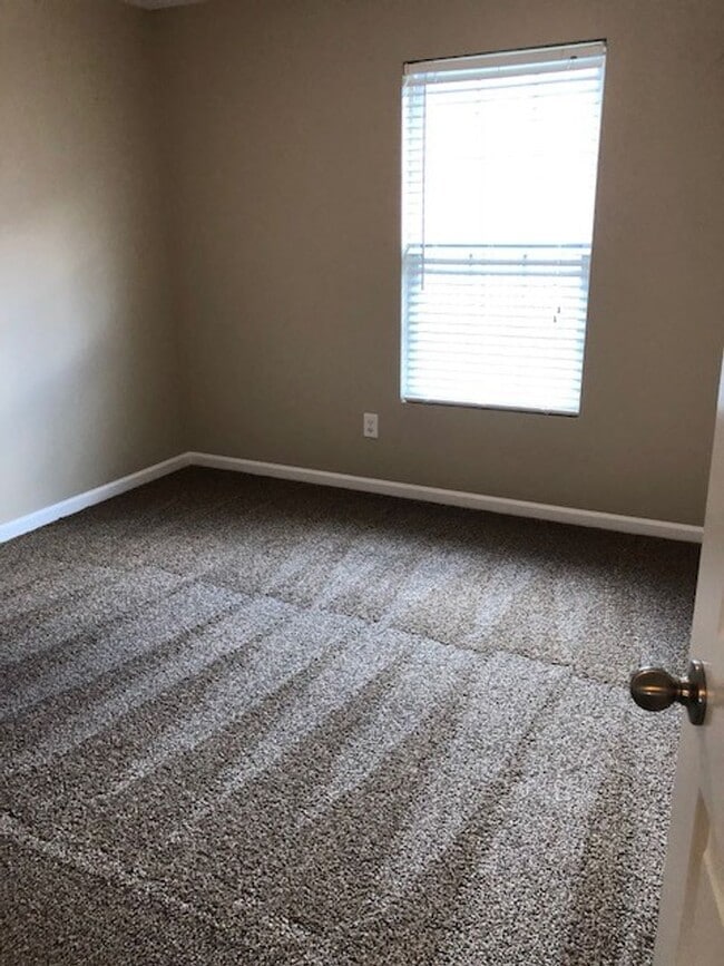 Building Photo - Brentwood Townhome For Lease