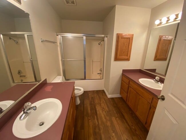 Building Photo - Large Duplex in the Heart of Fayetteville!