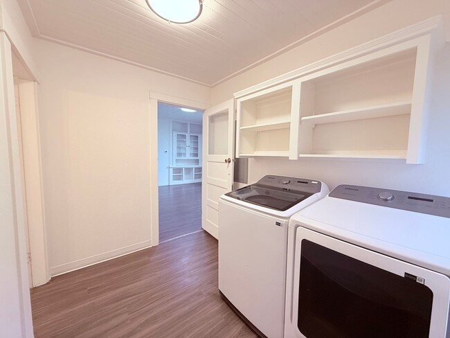 Building Photo - Charming 4BR with Modern Updates & Large Fenced Yard in SE Portland!