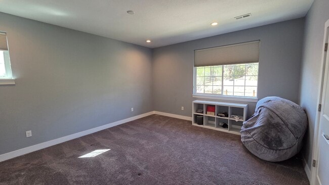 Building Photo - Modern 4 Bedroom 5 Bath Townhome - With Lots of Natural Light and Great Views!