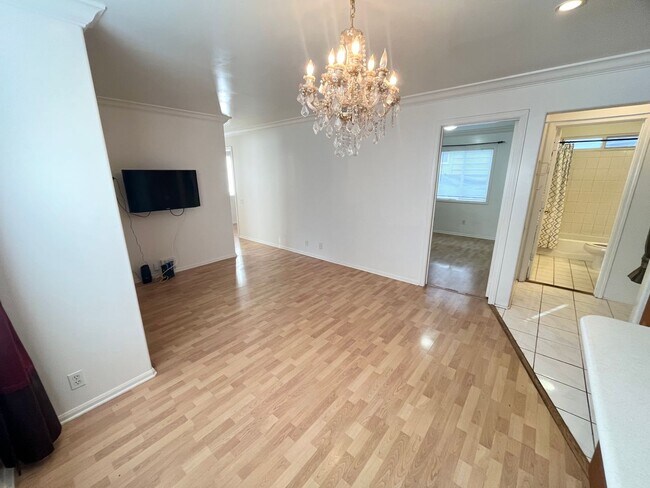 Building Photo - 1119B Banyan St.
