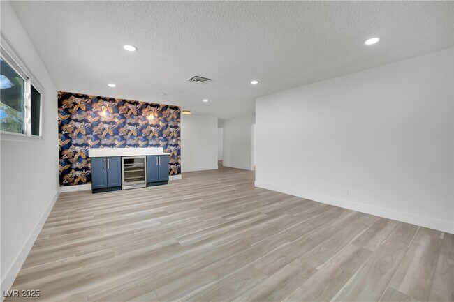 Building Photo - 1501 Strong Dr
