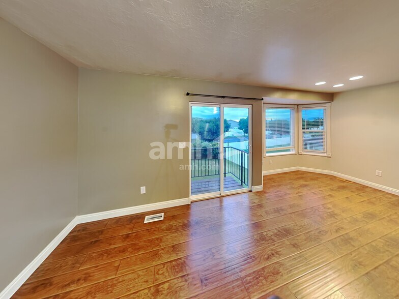 Building Photo - 1015 Westbury Ct