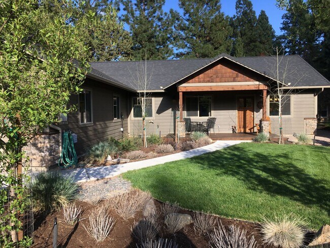 Building Photo - Beautiful Single Level home in Sisters!