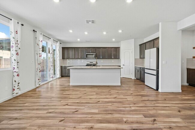 Building Photo - 1835 Shima Ave