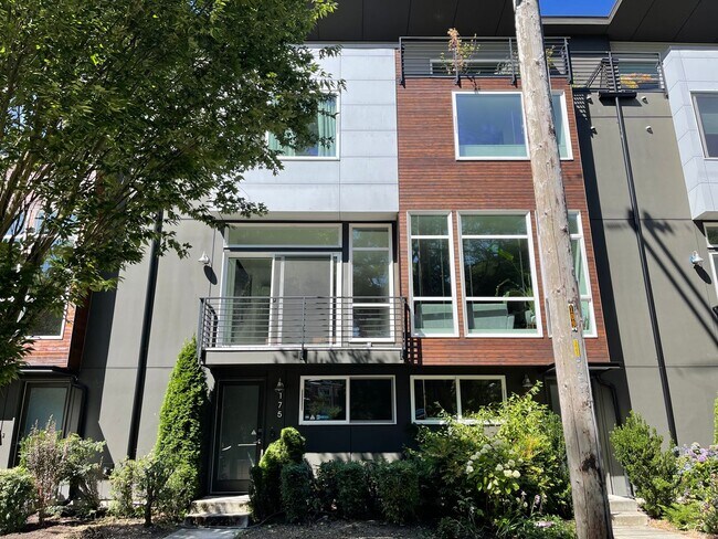 Building Photo - CLICK "REQUEST A TOUR" NOW!