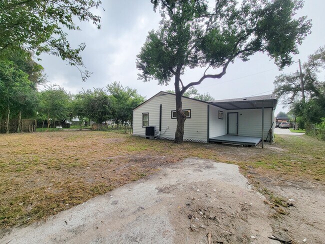 Building Photo - 2503 Holly Ave