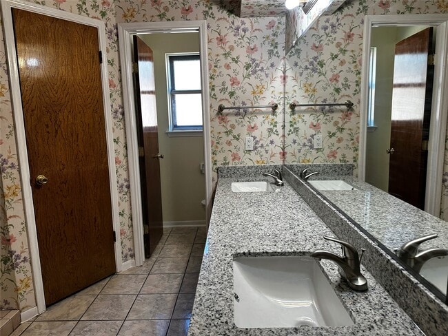 Building Photo - 330 Maybrook Dr