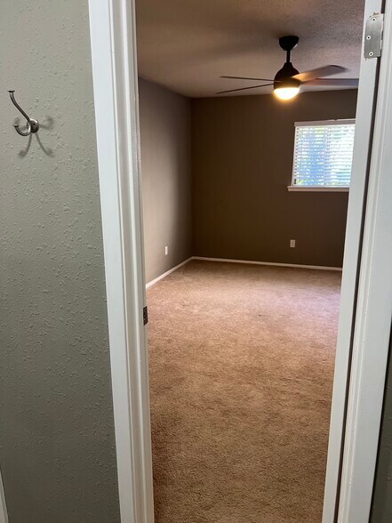 Building Photo - 7102 N Holiday Dr