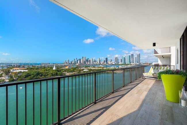 Building Photo - 1000 Venetian Way