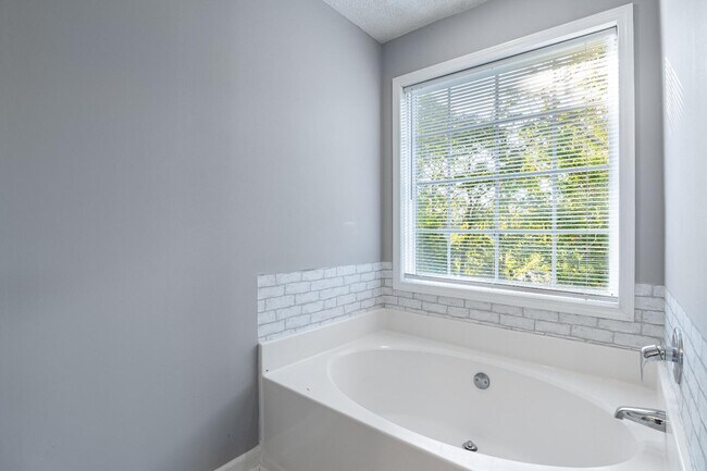 Building Photo - 509 Holly Ridge Ln
