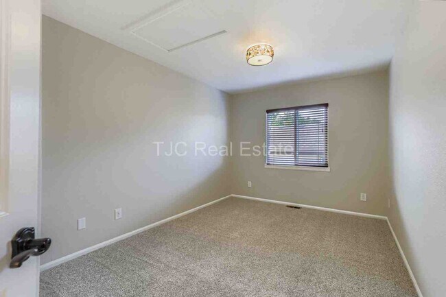 Building Photo - 5260 Wyandot St