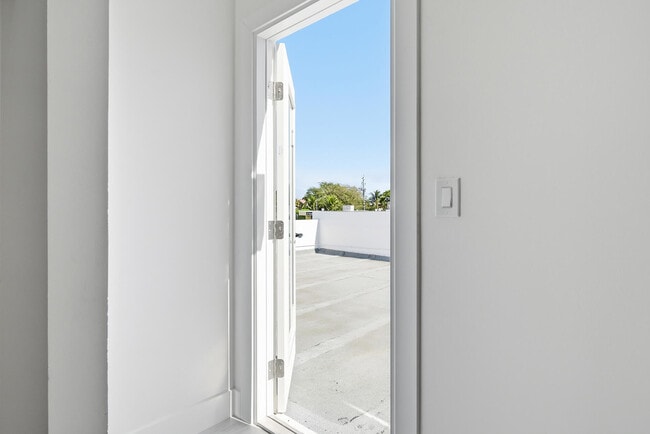 Building Photo - 5909 S Dixie Hwy