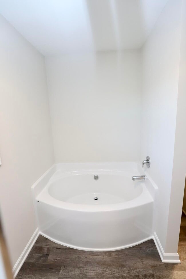 Building Photo - 1960 Barnhart Dr