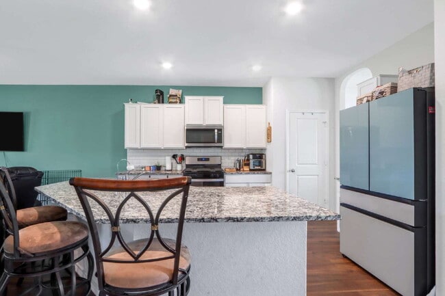 Building Photo - "Spacious 5-Bedroom Home with 3.5 Full Bat...