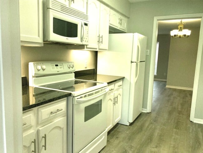 Building Photo - 10282 Briar Forest Dr