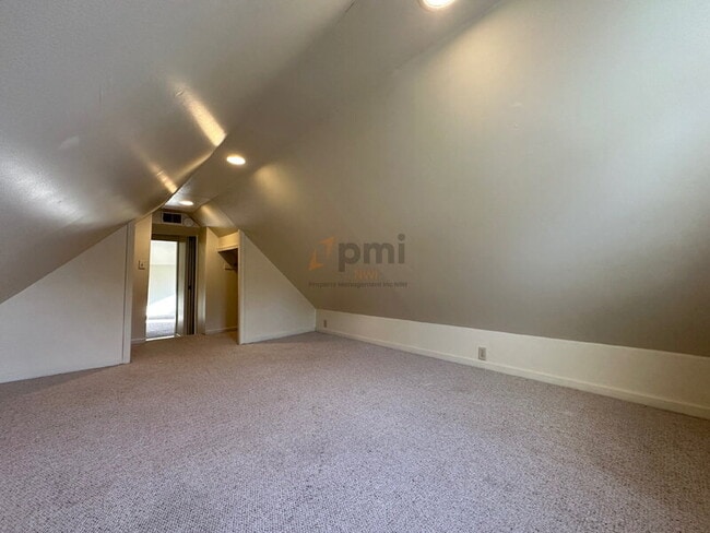 Building Photo - 1209 1/2 Ohio Street