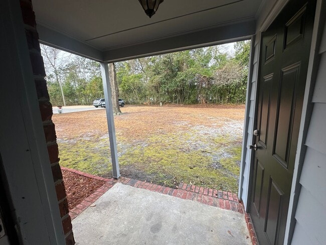 Building Photo - 2 Bedroom, 1 Bath Duplex Located in the Center of Wilmington