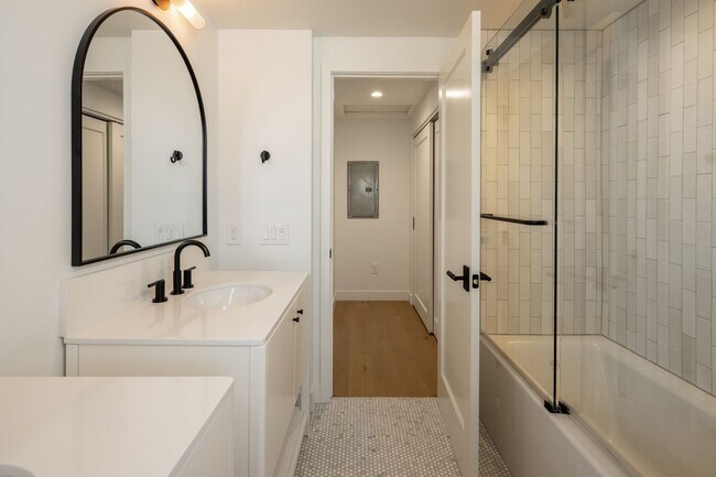 Building Photo - Gorgeous Fully Remodeled 5 Bedroom Home wi...