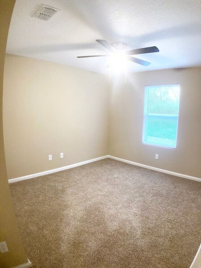 Building Photo - Roomy 3BR Home in NW Jacksonville – 2.5 Ba...