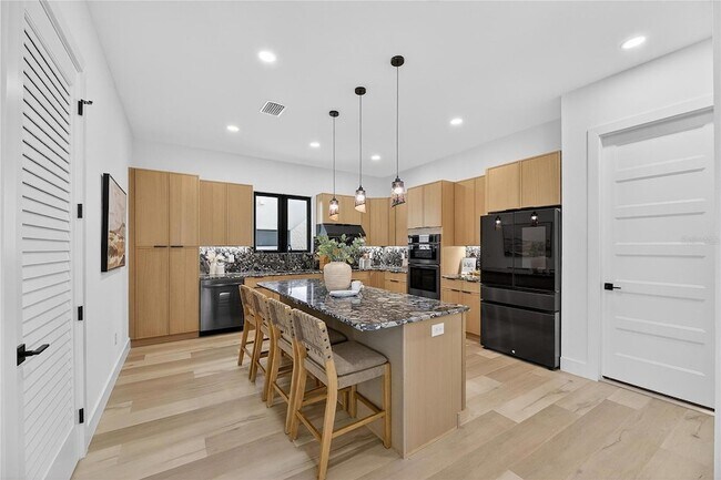 Building Photo - 2335 Oak Terrace