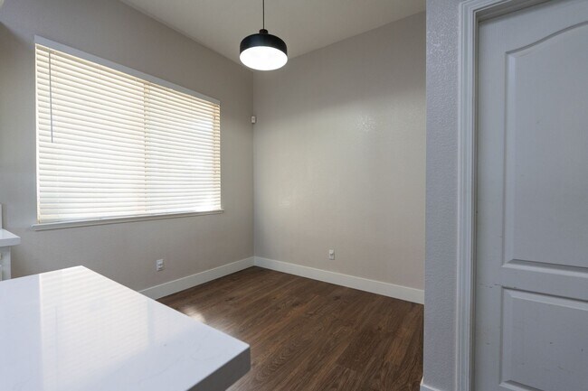 Building Photo - Stunning 3 Bedroom 2 Bath Home