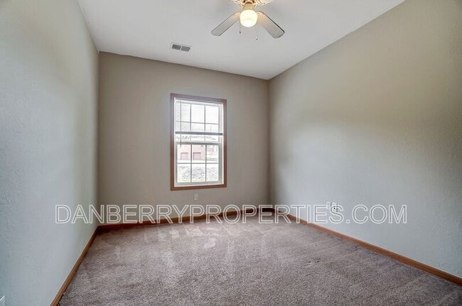 Building Photo - 1117 N Byrne Rd