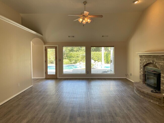 Building Photo - Beautiful South West Visalia home Near El Diamante school with a pool!!