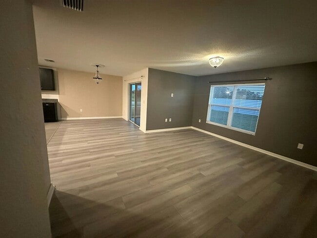 Building Photo - 1115 Swaying Sawgrass Ave