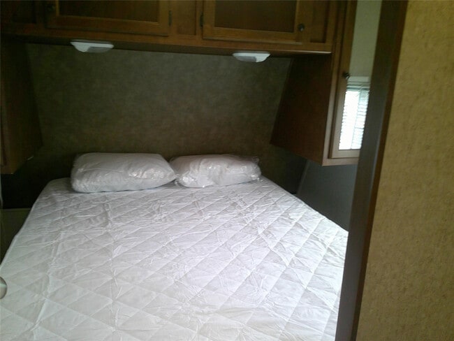 Building Photo - 19115 NE Miami Ct