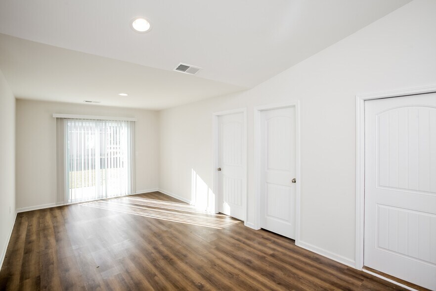 Building Photo - 465 Conifer St