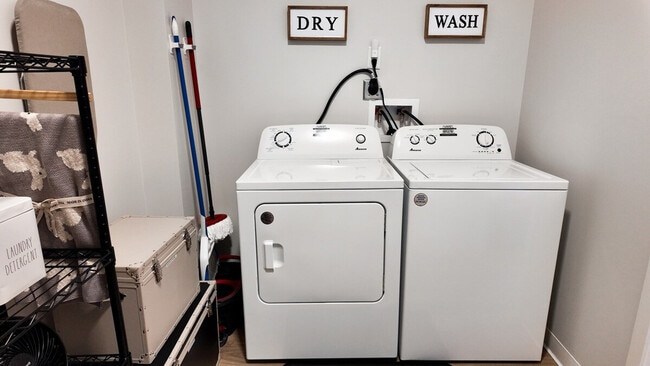 Building Photo - 1424 N Park Pl