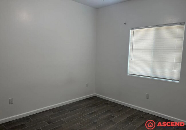 Building Photo - Comfortable 3BD/2BA Home in Bakersfield's 93304 — Water Included, No Pets!