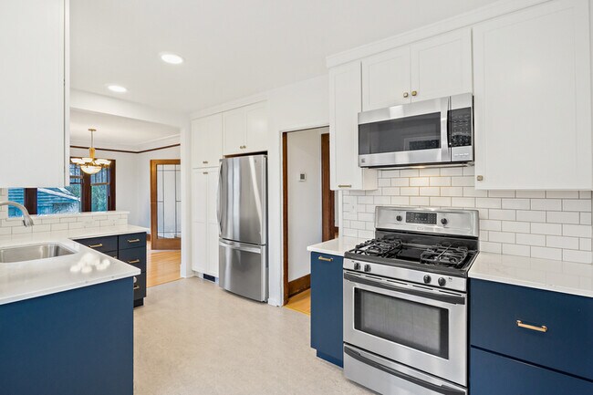 Building Photo - 6558 Seward Park Ave S