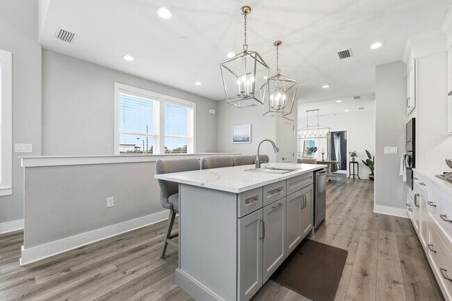 Building Photo - 115 1st St S
