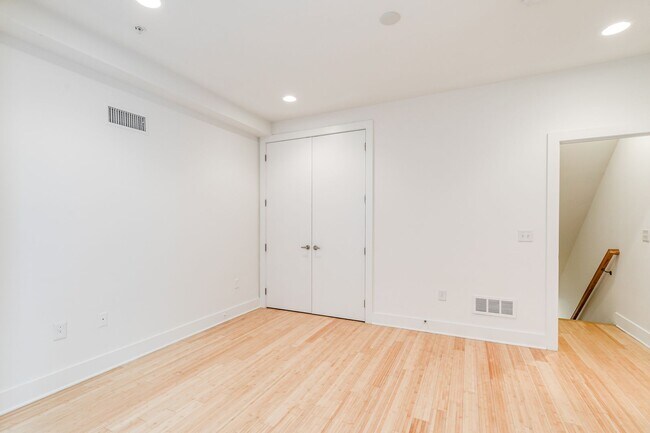 Building Photo - Northern Liberties Townhome with Parking!