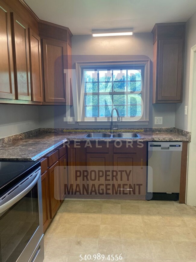 Building Photo - 2 Bedroom 1 Bath Duplex in Grandin/Raleigh...