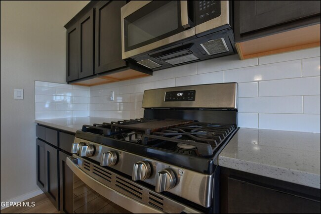 Building Photo - 516 Logwood Ave