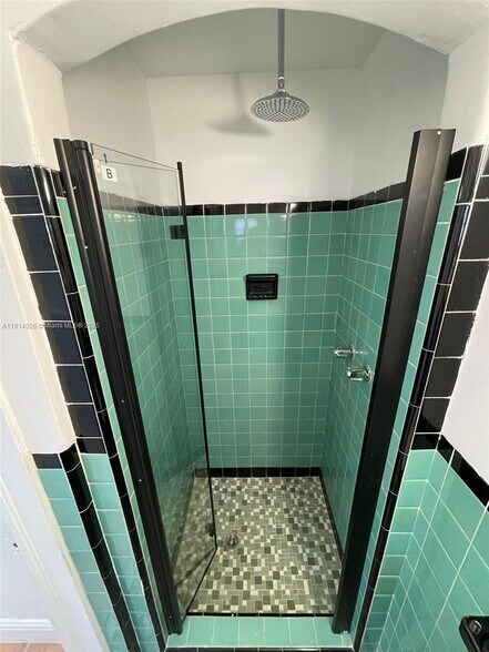 Building Photo - 1018 W 47th St