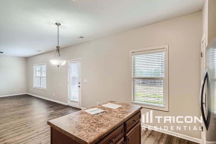 Building Photo - 1057 Sutherland Dr