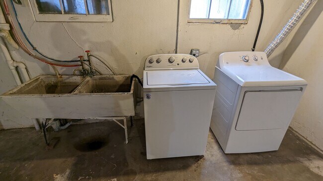 Building Photo - SUPER CUTE 2 or 3 BEDROOM HOME + GARAGE IN QUIET EDGEWATER NEIGHBORHOOD!