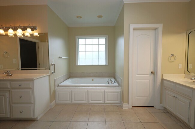 Building Photo - 3798 Bermuda Run Dr