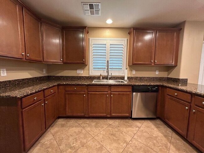 Building Photo - 2251 S Ponderosa Dr