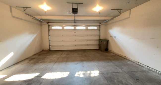 Building Photo - Centrally located 3bed/2.5bath townhome w/...