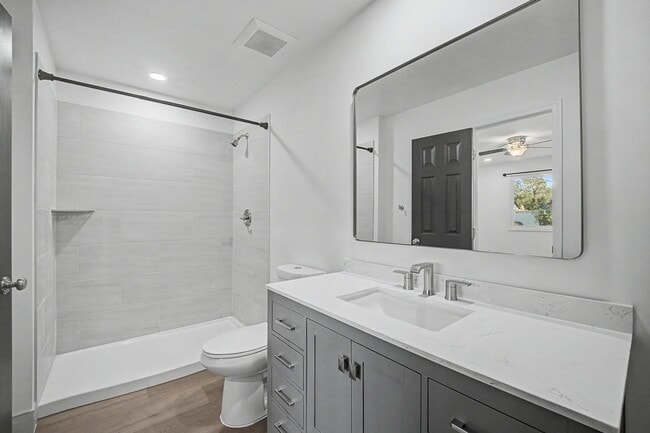 Building Photo - 6 Bed/ 3 Bath with Pool