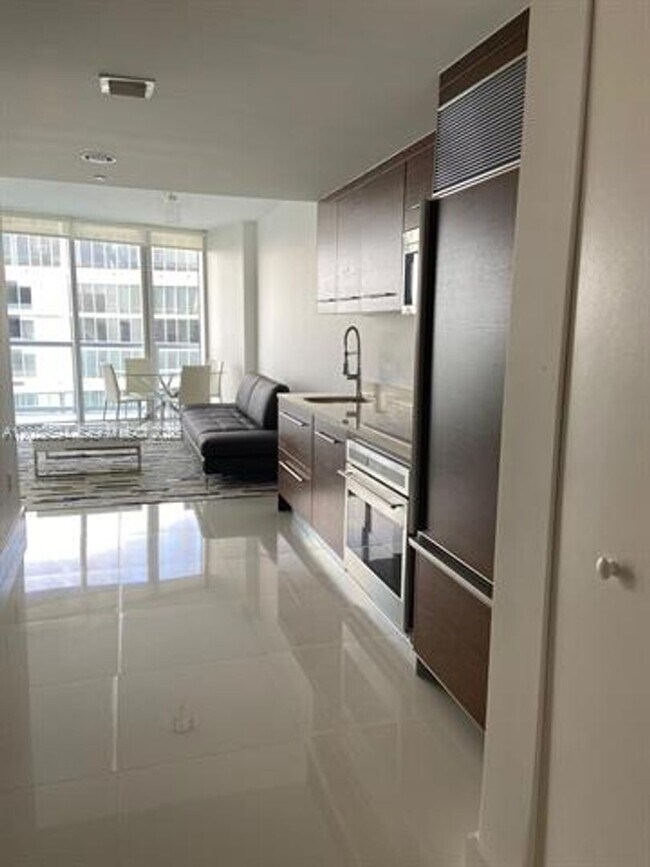 Building Photo - 495 Brickell Ave