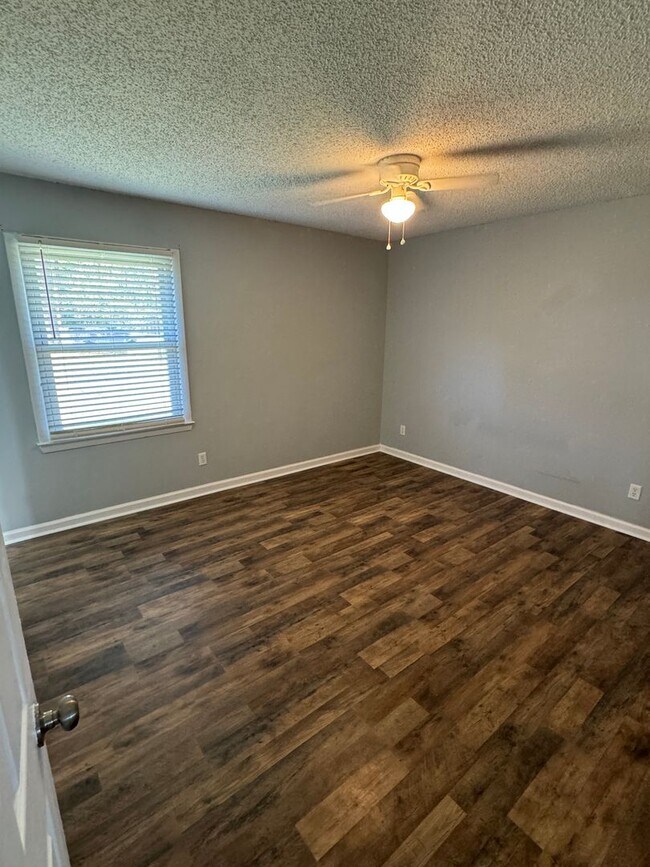 Building Photo - Beautiful Home in a quiet country setting