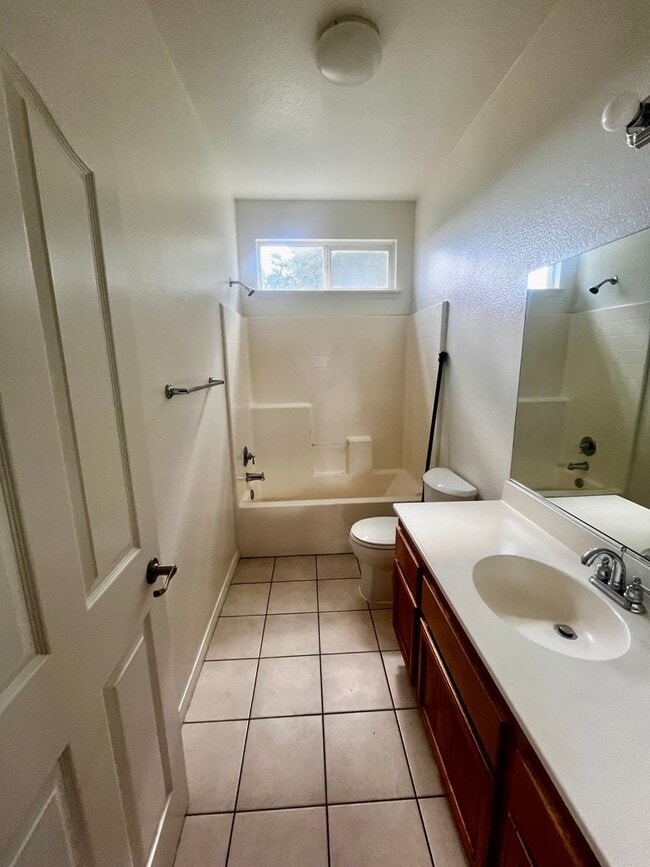 Building Photo - 5 BEDROOM VICTORVILLE HOME