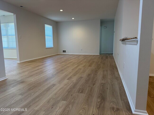 Building Photo - 709 Zlotkin Cir